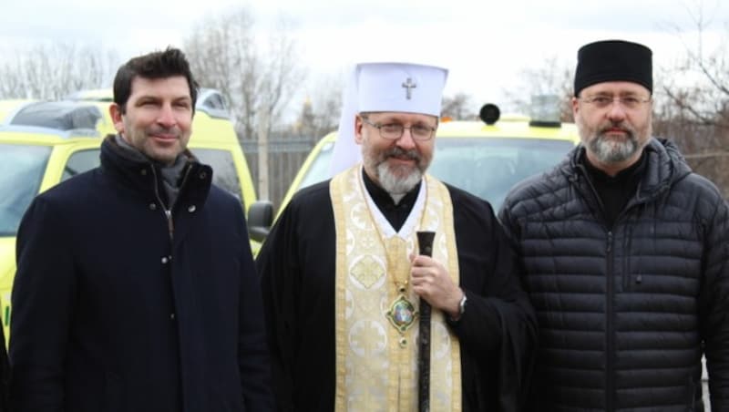 Botschafter Arad Benkö, Großerzbischof Swjatoslaw Schewtschuk und Ostkirchen-Generalvikar Yuriy Kolasa (von links) bei der Ankunft der Rettungsfahrzeuge aus Österreich in Kiew (Bild: Tagespost/Stephan Baier)