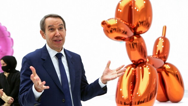 Künstler Jeff Koons ist für seine gläsernen Ballon-Hunde berühmt. Ein Exemplar wurde jetzt von einer Messebesucherin versehentlich zerstört. (Bild: APA/AFP/Qatar Museum/Patrick BAZ)