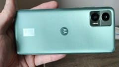 Mit 6,3 Zoll Diagonale ist das Motorola Edge 30 Neo vergleichsweise kompakt und liegt gut in der Hand. (Bild: Dominik Erlinger)