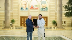 Jewgeni Prigoschin (li.) und Ramsan Kadyrow unter Porträts von Wladimir Putin und Achmat Kadyrow, dem 2004 verstorbenen tschetschenischen Präsidenten und Vater von Ramsan. (Bild: Telegram/Kadyrov_95)