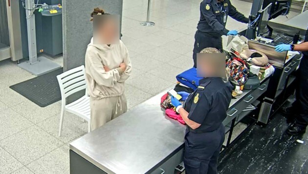 Die Verdächtige - für sie gilt die Unschuldsvermutung - bei der Einreisekontrolle in Perth. (Bild: Australian Federal Police)