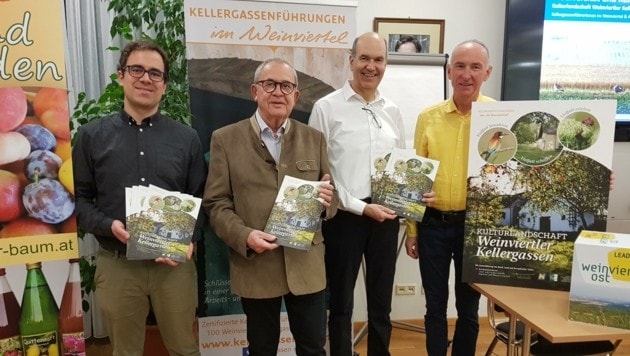 Kellergassen-Profis präsentieren Broschüre mit Tipps für Biodiversität. (Bild: AGRAR PLUS)