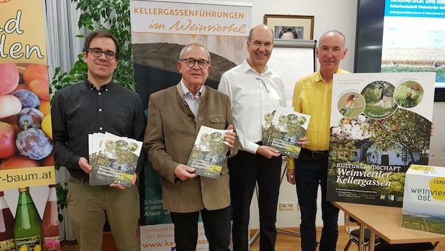 Kellergassen-Profis präsentieren Broschüre mit Tipps für Biodiversität. (Bild: AGRAR PLUS)