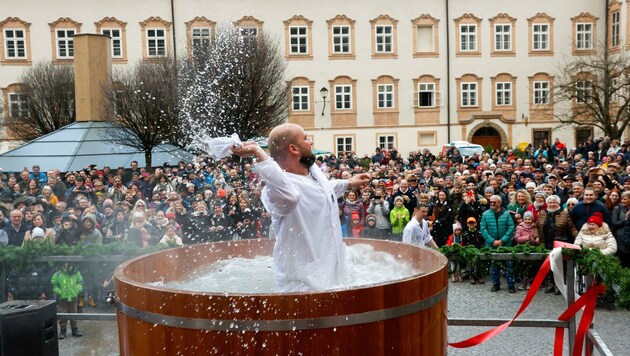 25 frischgebackene Gesellen wagten sich an den „Metzgersprung“. (Bild: Tschepp Markus)