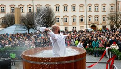 25 frischgebackene Gesellen wagten sich an den „Metzgersprung“. (Bild: Tschepp Markus)