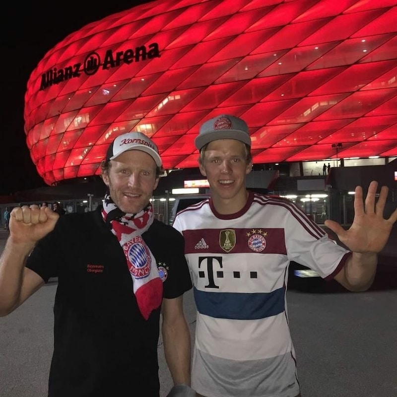 Simon Eder mit Freund Klausi Leitinger nach einem Besuch beim FC Bayern vor der Allianz Arena. (Bild: Privat)