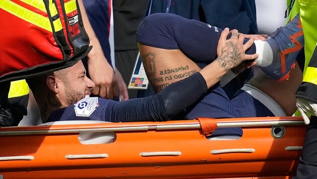 Neymar verletzte sich im Ligaspiel gegen Lille. Jetzt droht eine längere Pause, auch fürs Champions-League-Spiel gegen die Bayern. (Bild: AP)