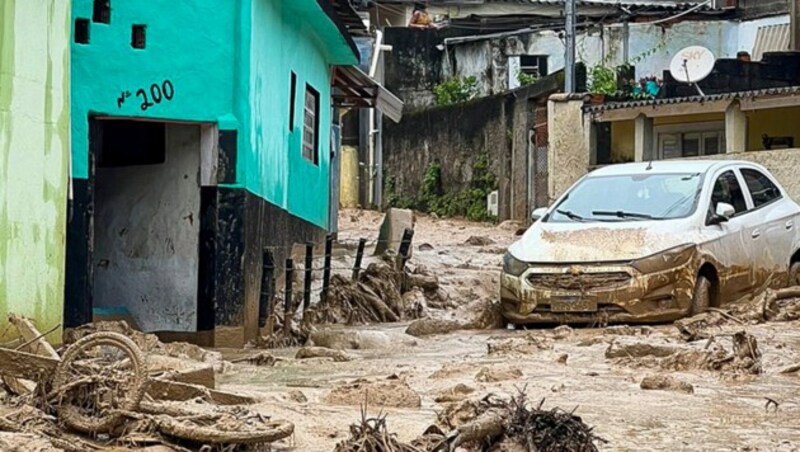 Eine überschwemmte Straße in São Sebastião (Bild: Sao Sebastiao City Hall/AFP)