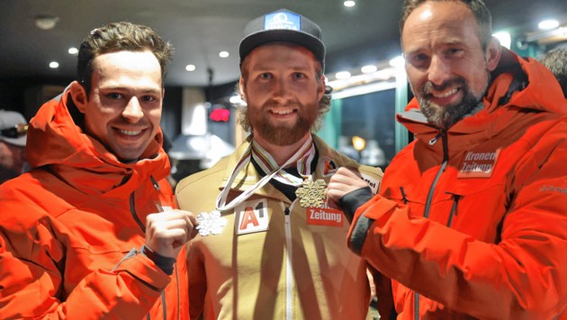 Marco Schwarz (Mitte) mit den „Krone“-Redakteuren Philipp Scheichl (links) und Alex Hofstetter (Bild: Christof Birbaumer)