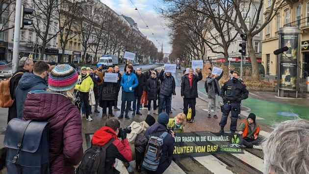 Mit ihren Straßenblockaden will die Klimaschutzgruppe die öffentliche Aufmerksamkeit auf die Klimakrise lenken. (Bild: Letzte Generation AT )