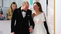 Prinzessin Kate war bei den Bafta Awards sichtlich in Flirtlaune. Für Prinz William gab es am Red Carpet sogar einen kleinen Klaps auf den Po. (Bild: APA/AFP/POOL/Chris Jackson)