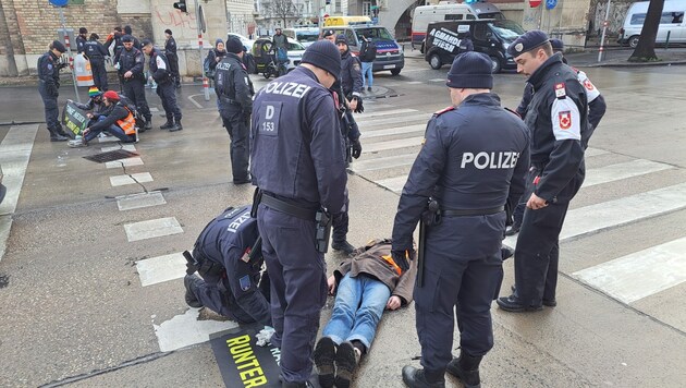 Erneut klebten sich Klimaaktivisten im Frühverkehr auf die Straßen in Wien. (Bild: Letzte Generation AT )