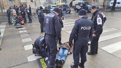 Erneut klebten sich Klimaaktivisten im Frühverkehr auf die Straßen in Wien. (Bild: Letzte Generation AT )