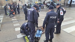 Erneut klebten sich Klimaaktivisten im Frühverkehr auf die Straßen in Wien. (Bild: Letzte Generation AT)