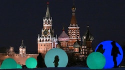 Den Sarjadje-Park in Moskau schmücken derzeit Lichtinstallationen. (Bild: APA/AFP/Yuri KADOBNOV)