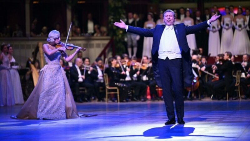 Opernsänger Andreas Schager und Geigerin Lidia Baich im Rahmen des Opernballs in der Staatsoper in Wien am 16. Februar 2023. (Bild: APA/ROLAND SCHLAGER)