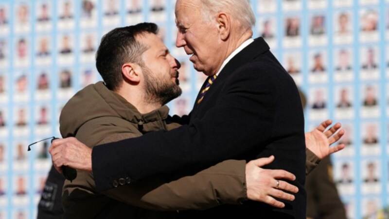 Selenskyj (li.) und US-Präsident Biden (Bild: APA/AFP/Dimitar Dilkoff)