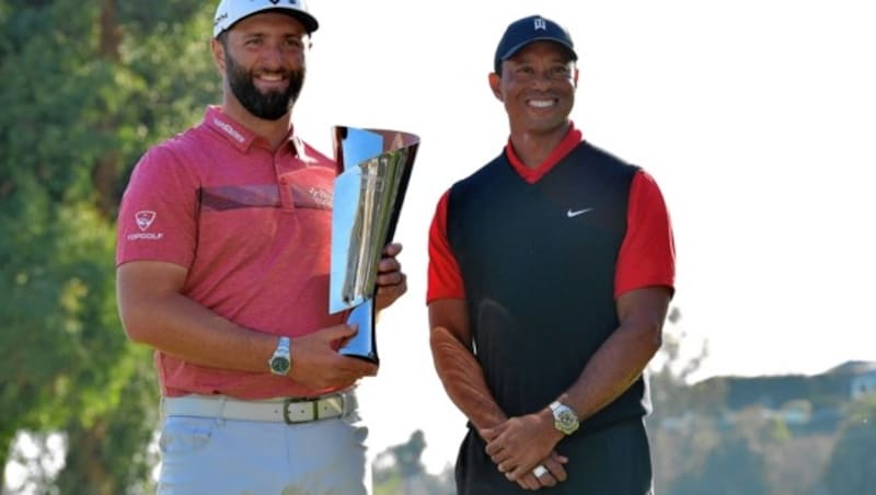 Gastgeber Tiger Woods gratulierte dem Spanier Jon Rahm zum Sieg. (Bild: USA TODAY Sports)