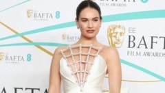 Lily James zog bei den BAFTAs in London mit ihrem Dekolleté alle Blicke auf sich. (Bild: APA/AFP/ISABEL INFANTES)