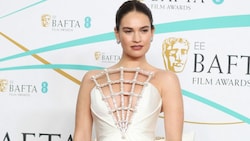 Lily James zog bei den BAFTAs in London mit ihrem Dekolleté alle Blicke auf sich. (Bild: APA/AFP/ISABEL INFANTES)