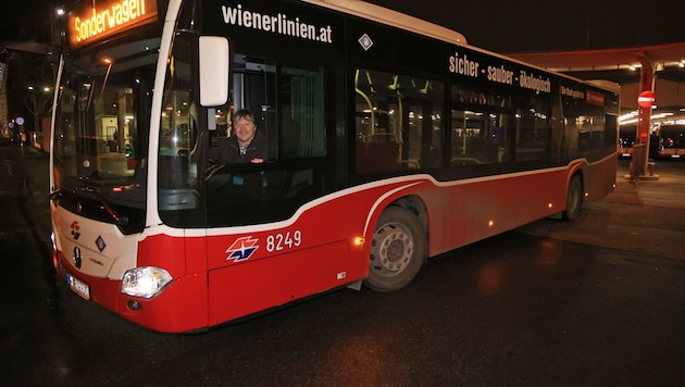 1. Februar, 21 Uhr: Herbert Weidenauer schafft es, völlig unbemerkt einen Linienbus aus der Garage Spetterbrücke zu „entführen“. (Bild: Zwefo)
