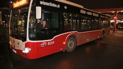 1. Februar, 21 Uhr: Herbert Weidenauer schafft es, völlig unbemerkt einen Linienbus aus der Garage Spetterbrücke zu „entführen“. (Bild: Zwefo)