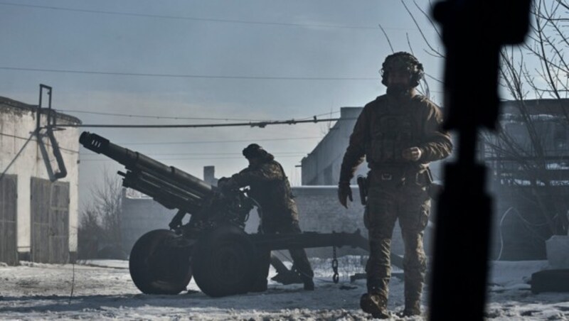 Ukrainische Soldaten mit einer italienischen Haubitze (Bild: AP)