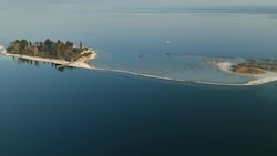 Aktuelle Aufnahmen vom Gardasee sind dramatisch: Wegen des Wassermangels können Touristen eine Insel mitten im See zu Fuß erreichen. (Bild: Local Team)