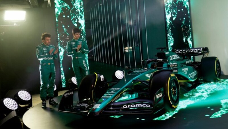 Lance Stroll und Fernando Alonso bei der Präsentation des neuen Aston Martin (Bild: AFP)