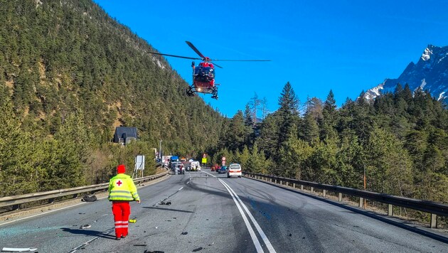 Zwei Verletzte mussten mit dem Hubschrauber abtransportiert werden. (Bild: Zeitungsfoto.at/Team)