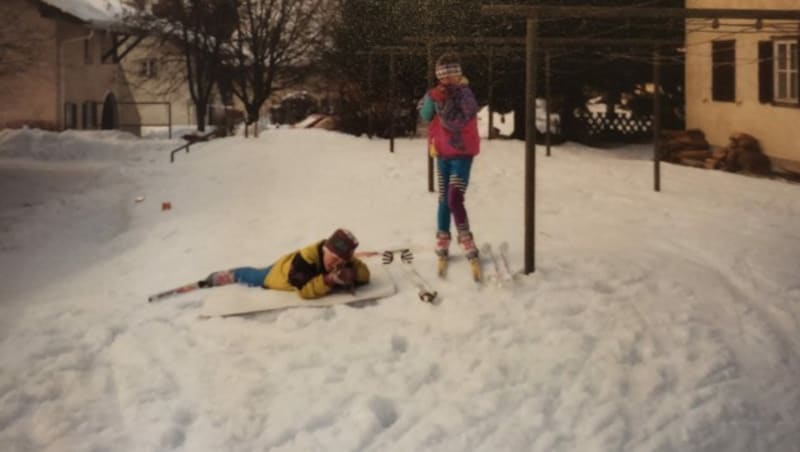 Simon Eder und Sandra Flunger trainieren auf der selbst präparierten „Loipe“ rund um das Haus ihrer Großeltern. Die Gewehre bekamen sie beim Kirtag von ihrem Opa. (Bild: ZVG)