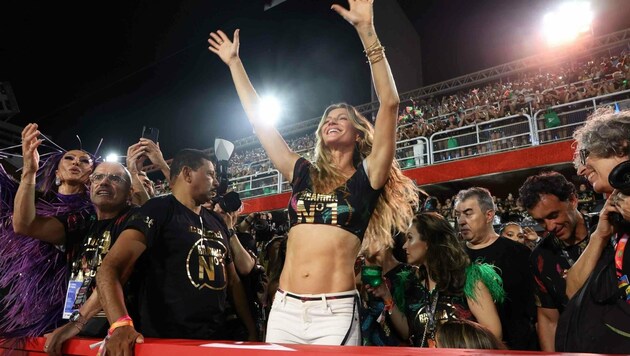 Gisele Bündchen feierte im Crop-Top beim Karneval von Rio mit und ließ die Fans einen Blick auf ihren Sixpack werfen. (Bild: www.PPS.at)