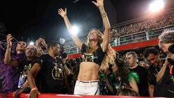 Gisele Bündchen feierte im Crop-Top beim Karneval von Rio mit und ließ die Fans einen Blick auf ihren Sixpack werfen. (Bild: www.PPS.at)