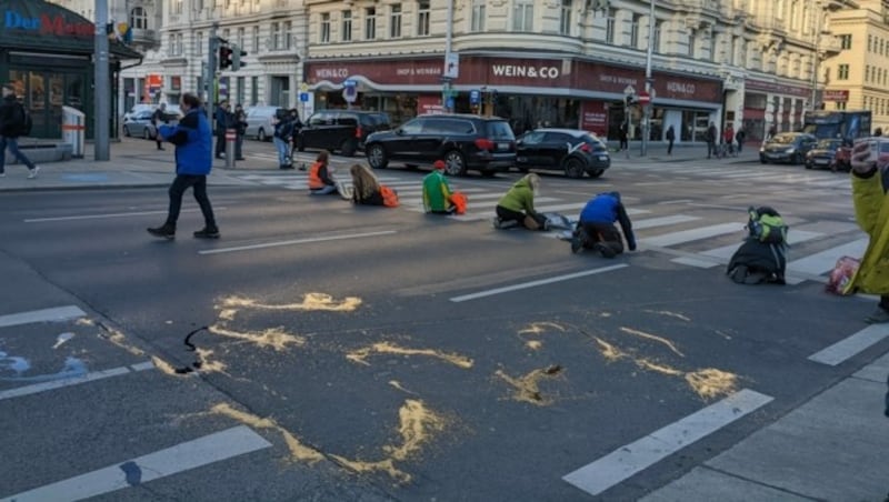 Weil die Aktivisten eine klebrige Substanz auf der Fahrbahn vergossen, herrscht Rutschgefahr für Autos und Fußgänger. (Bild: Letzte Generation AT)