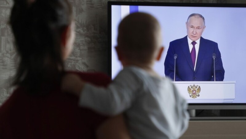 Rede zur Lage der Nation: in ganz Russland verfolgten die Menschen Putins Ansprache. (Bild: EPA)