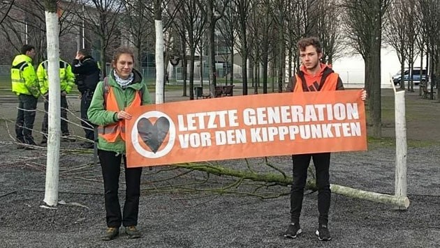 Aktivisten der Letzten Generation haben am Dienstag vor dem deutschen Kanzleramt in Berlin einen Baum (am Boden liegend) umgeschnitten. (Bild: Letzte Generation)