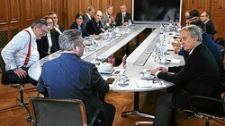 Wiens Bürgermeister Michael Ludwig und Gesundheitsstadtrat Peter Hacker (beide SPÖ) luden hinter verschlossenen Rathaustüren zum Gipfel mit Ärztekammerchef Steinhart. (Bild: ROLAND SCHLAGER / APA / picturedesk.com)