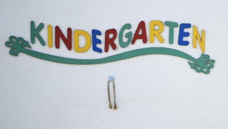 In Mattersburg herrscht große Trauer. Die Pädagoginnen, ebenso die Kindergartenkinder, werden nun psychologisch betreut. (Bild: APA/Robert Jäger)