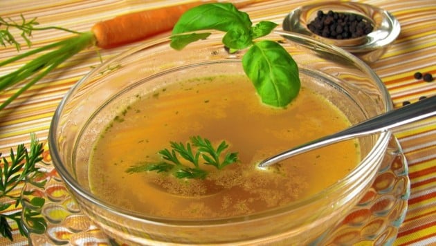 Suppen und Tees sind wesentlicher Bestandteil des Heilfastens. (Bild: Heike Rau - stock.adobe.com)