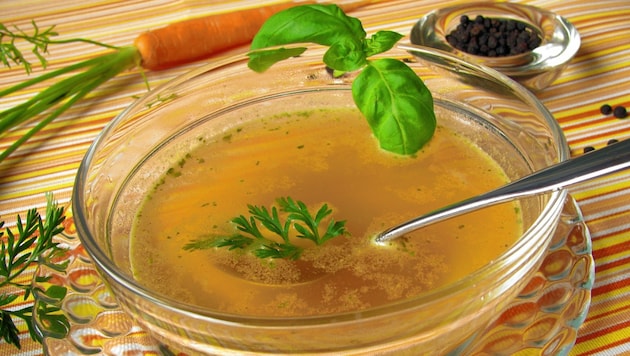 Suppen und Tees sind wesentlicher Bestandteil des Heilfastens. (Bild: Heike Rau - stock.adobe.com)