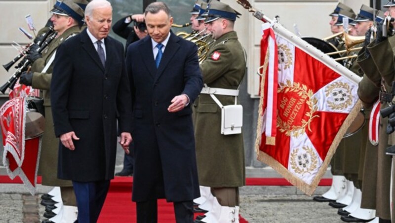 US-Präsident Joe Biden ist in Warschau vom polnischen Staatsoberhaupt Andrzej Duda empfangen worden. (Bild: AFP)