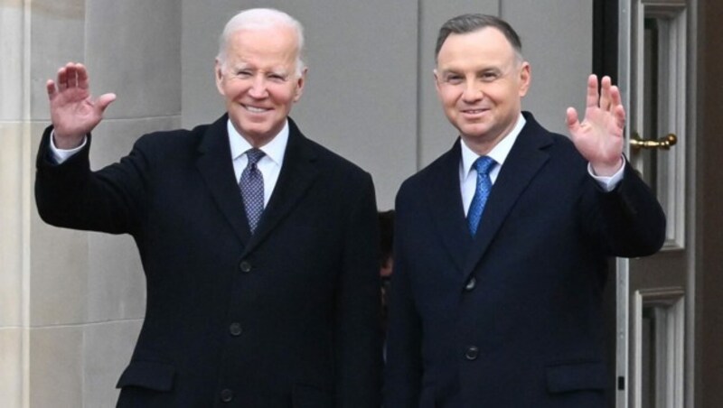 US-Präsident Joe Biden ist in Warschau mit dem polnischen Staatsoberhaupt Andrzej Duda zusammengetroffen. (Bild: AFP)