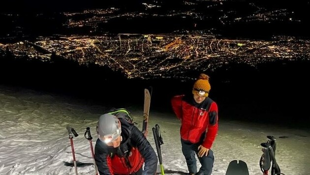 Den atemberaubenden Blick auf Innsbruck bei Nacht konnten die Bergretter nicht wirklich genießen. (Bild: Bergrettung Innsbruck)