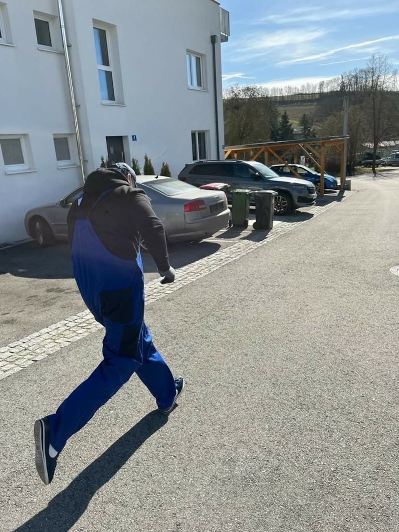 Hier sprintet der Einbrecher durchs Kamerabild (Bild: Polizei OÖ)