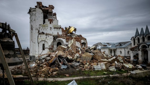 Das orthodoxe Kloster in Swjatohirsk in der Ostukraine wurde bei mehreren russischen Angriffen schwer beschädigt. (Bild: APA/AFP/Dimitar DILKOFF)