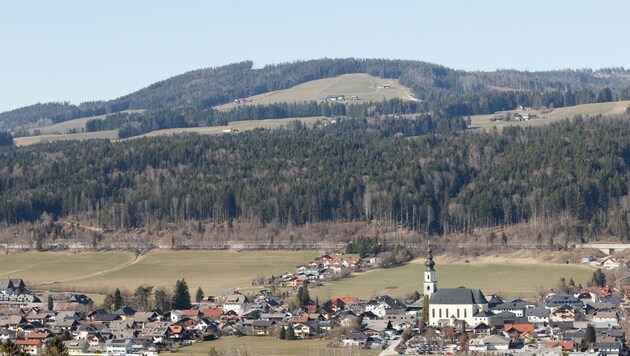 Auf den Lehmberg sollen bis zu 14 Windräder entstehen. Die gesamten Flächen gehören Max Mayr-Melnhof. (Bild: Tschepp Markus)