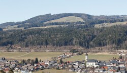 Auf den Lehmberg sollen bis zu 14 Windräder entstehen. Die gesamten Flächen gehören Max Mayr-Melnhof. (Bild: Tschepp Markus)