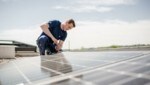 Umweltlandesrat Stefan Kaineder ließ sich als Solarmonteur ins Bild setzen (Bild: Land OÖ)