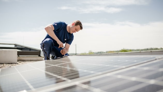 Umweltlandesrat Stefan Kaineder ließ sich als Solarmonteur ins Bild setzen (Bild: Land OÖ)