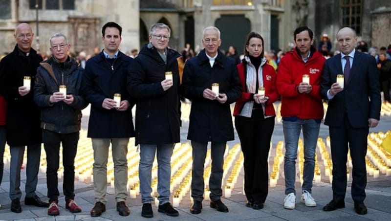 Prominente Unterstützung für das Lichtermeer am Stephansplatz: (v. l. n. r.) Dompfarrer Toni Faber, Künstler Daniel Landau, Vizebürgermeister Christoph Wiederkehr (NEOS), Caritas-Präsident Michael Landau, Caritas-Geschäftsführer Klaus Schwertner und der ukrainische Botschafter Vasyl Khymynets (Bild: APA/EVA MANHART)